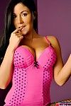 groot meloned Brunette Stripper Zoet Krissy neemt uit haar Roze lingerie en fishnets