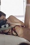 Çıplak Çekici Esmer Talia shepard dokunur onu Pürüzsüz Snatch ve Oynar ile retro kamera
