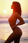 半 裸 または 裸 この 豪華な 女の子 アニータ 金髪 見 驚 月 の ビーチ