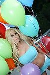 Blond pornstar Gina lynn met groot tieten en geschoren kut houdingen naakt met ballonnen