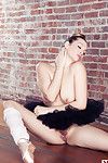 busty balerina zeigt aus Nackt Während Spielen Mit Ihr haarige pussy