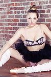 busty balerina zeigt aus Nackt Während Spielen Mit Ihr haarige pussy