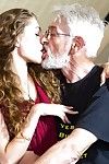 flaco joven Chica Rebelde Lynn besos viejo hombre antes de Hardcore a la mierda sesión