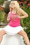 busty blondynka Heather Lato w różowy top i biały spódnica скалит to wszystkie w w Ogród
