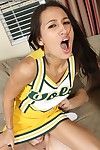 Cheerleader Amia Moretti geniet stijf dick in haar kut met haar geel uniform op