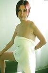 Amateur Asiático modelo Gwen exponer hooters y tatuajes en Cuarto de baño