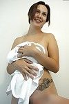Любительское Азии модель Гвен разоблачение Гудков и татуировки в Ванная комната