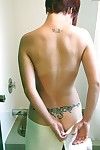 amador Ásia modelo Gwen expondo hooters e tatuagens no Casa de banho