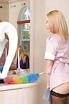 blonde Femme dans Jupe Séduire Stockage clad maid pour lesbiennes Sexe