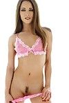Kleine Titty Babe model Lindsey Weiden met netjes bijgesneden rukken neemt uit haar Roze lingerie