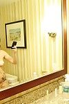 de pelo corto Babe Veruca james muestra off su bonito Cuerpo y grande Tetas en Un Baño