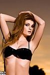 Glamour pelirroja modelo Faye San valentín Con Ronda Tetas Plantea en Negro lencería