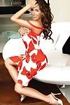 بريق نموذج مايرا فيرونيكا مع طويلة الساقين و الساحرة ابتسامة يطرح في الأحمر الأحذية