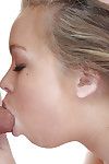 Piłka sondażystów cipa Madison Chandler bierze Grube kogut między jej usta