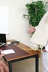 foureyed bureau blonde Cindy Crawford dans sexy blanc Mini Jupe obtient hardcored