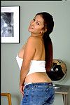 Amateur Asiático modelo Valerie el derramamiento de jeans antes de Despedida peludo mufff