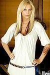 busty Blondynka Brooke Baner skandalicznie stretching w Nagie ciało na w skóra Sofa