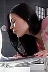 ıslak Esmer Bebeğim Ella Martin bares minik göğüsleri Süre yayılıyor kedi içinde banyo