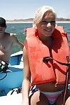nastolatek Kochanie z małe cycki Casey Jordania pokazuje jej ciało na A łódź