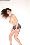 Caliente seductora Gianna Michaels en pequeño falda y Bra muestra su pesado tetas y sin pelo Twat