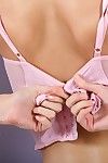 Prachtig Brunette meisje Erica ellyson met Perfect tieten en schoon geschoren kut verwijdert haar lingerie