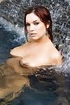 华丽 贝贝 贾登 Cole 与 湿 红色的 头发 姿势 裸体的 在 的 游泳池 和 出来