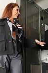 busty Üniformalı Kızıl Roberta Gemma alır onu kedi kemikli içinde bu asansör kabin