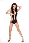 sombre poil modèle Brandi Edwards Avec sexy Serré Corps pose dans noir nager Costume
