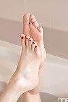 flexible Euro Küken Samantha Bentley anzeigen Verlockend bare Füße in Bad
