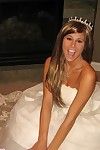 Melissa midwest gekleed in BRUILOFT jurk laat en vingers haar sexy haarloze kut