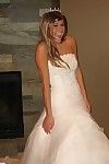 Melissa मिडवेस्ट कपड़े पहने में शादी पोशाक से पता चलता है और उंगलियों उसके सेक्सी बिना बालों वाली चूत