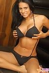 Bronceada raven de pelo latina Selena Especias muestra su bod sin la eliminación de su negro bikini