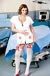el grande tetas enfermera Sara Piedra es La realización de el Caliente Softcore sesión Con rojo lencería mostrar