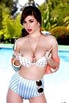el Juguetón Morena Shay laren decide a perder el Bikini off y ser desnudo al aire libre
