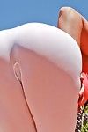 сексуальная брюнетка Лиза дель Сьерра позы снаружи дразнить с ее Большой сиськи и круглый Зад