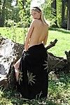 ergens in De bos mooi Blond iveta vale verliest haar zwart wrap en houdingen naakt