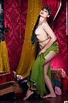 Erotische Brünette Spielt Erstaunlich hot in Ihr sexy oriental solo zeigen