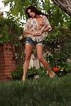 busty brunetka Kirsten Cena dostaje nagie i spready jej Idealne stopy w w Ogród