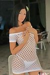 sexy Karla Épices Avec lingerie en vertu de Son blanc Résille robe montre off Son Latine Cul