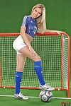 Schattig lichaam kunst voetbal meisje Cherry jul in nep Blauw en wit uniform Spreads haar benen