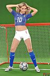 Urocze ciało sztuka piłka nożna Dziewczyna wiśnia lipca w fake Niebieski i biały mundury spready jej Nogi