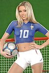 رائعتين الجسم الفن كرة القدم فتاة الكرز Jul في وهمية الأزرق و الأبيض موحدة ينتشر لها الساقين