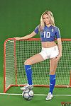 Urocze ciało sztuka piłka nożna Dziewczyna wiśnia lipca w fake Niebieski i biały uniform spready jej Nogi