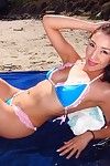 amateur Asiatische sweetie Vicki chase posing auf die Strand in ein Bikini