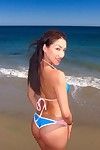 vụng về Châu á con yêu Vicki chase giả trên những Bãi biển trong một Bikini