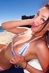 Amatör Asya Tatlım Vicki Chase poz Üzerinde bu Plaj içinde bir bikini