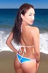 एमेच्योर एशियाई स्वीटी विकी चेस प्रस्तुत पर के समुद्र तट में एक बिकिनी
