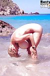 Грудастая Старше блондинка Пляж Кролик грудастая Дасти играть с ее мокрые удовольствие сумки