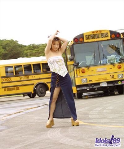 Affascinante giapponese studente cutie Yuri Idoli è ottenere spogliato e caldamente in posa in il scuola Autobus