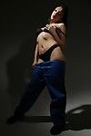 Çapkın Japon Model Vicky gölge patlamaları vücut kapalı bu seksi Pantolon ve gösterir bu Çıplak